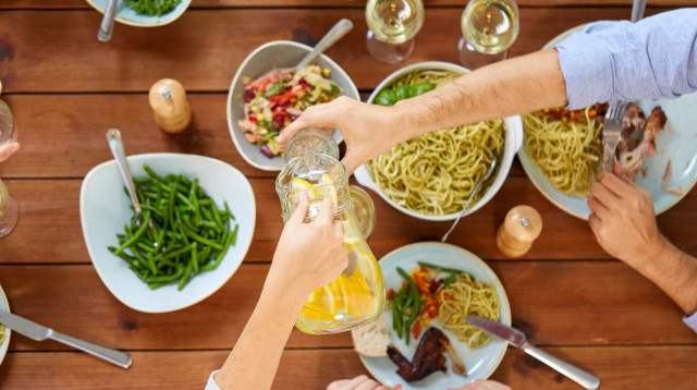 עזבו את הסכו"ם, אכלו בידיים (צילום: אינג'אימג')