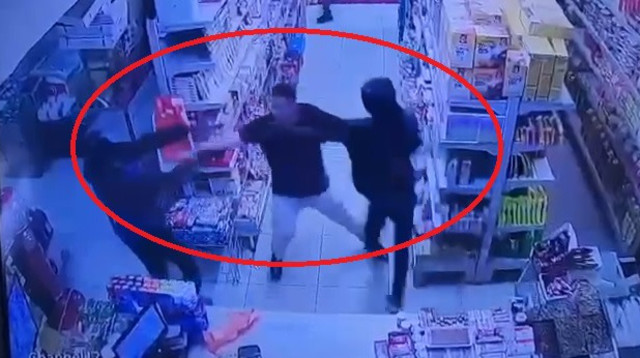 המוכר נאבק בשודדים בחנות ברהט (צילום: מצלמות אבטחה)