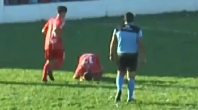 כדורגלן כואב אגרוף באשכים (צילום: צילום מסך, .)