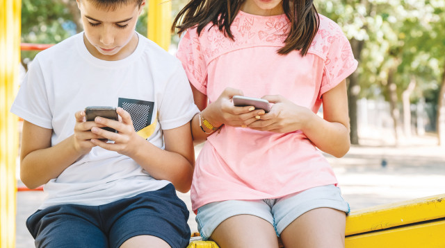 ילדים משחקים בטלפון  (צילום: אינגאימג)