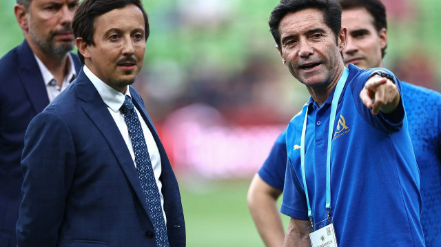 מאמן מארסיי מרסלינו עם פאבלו לונגוריה (צילום: GettyImages, SEBASTIEN BOZON/AFP)