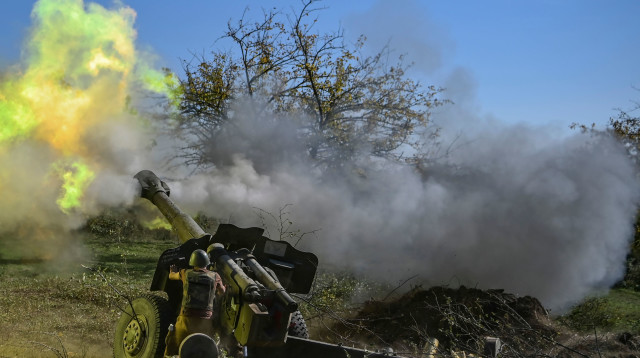 ירי ארטילרי של הצבא הארמני (צילום: AFP via Getty Images)