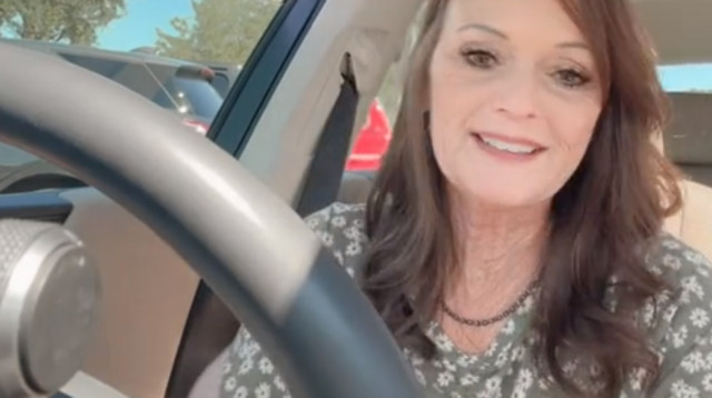 מינינו בת ה-63, השתתפה בתחרות מיס ביקיני (צילום: מתוך טיקטוק)