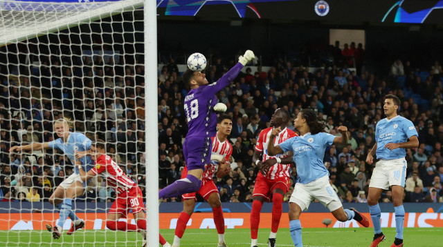 עומרי גלזר, שוער הכוכב האדום בלגרד טועה מול מנצ'סטר סיטי (צילום: רויטרס)