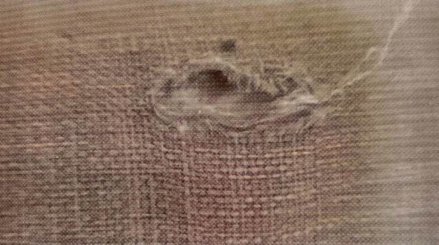 החריץ במיטה בה הותקנה המצלמה הנסתרת בירושלים (צילום: דוברות המשטרה)