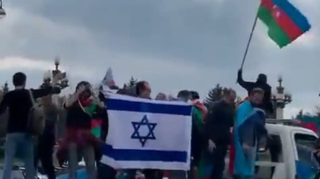 אזרחים אזרים חוגגים עם דגל ישראל לאחר סבב הלחימה במובלעת הארמנית (צילום: רשתות חברתיות, שימוש לפי סעיף 27 א')