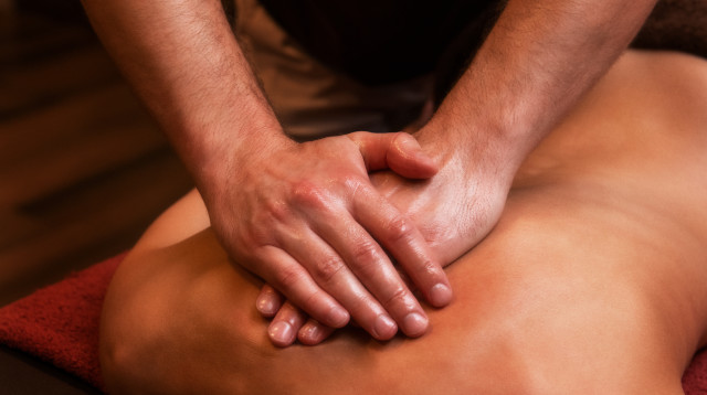 גילתה שבעלה משווק את עצמו כמעסה אירוטי (צילום: אינג'אימג')