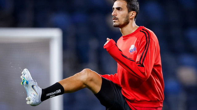 חאתם עבד אלחמיד שחקן הפועל חיפה בחימום (צילום: מאור אלקסלסי)