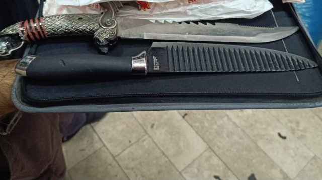 הסכינים שנתפסו בתיקו של תושב עזה בלב ת"א (צילום: דוברות המשטרה)