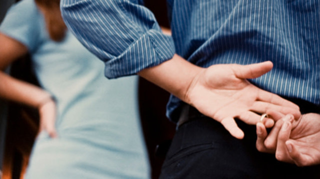 האם יש משמעות לבגידה בהליך גירושין? (צילום: Glasshouse Images gettyimages)