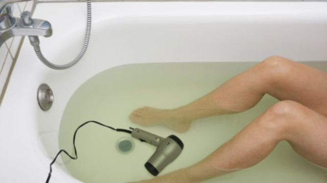 הדיירת התחשמלה למוות, האם בעל הדירה אשם? (צילום: Martin Hospach gettyimages)