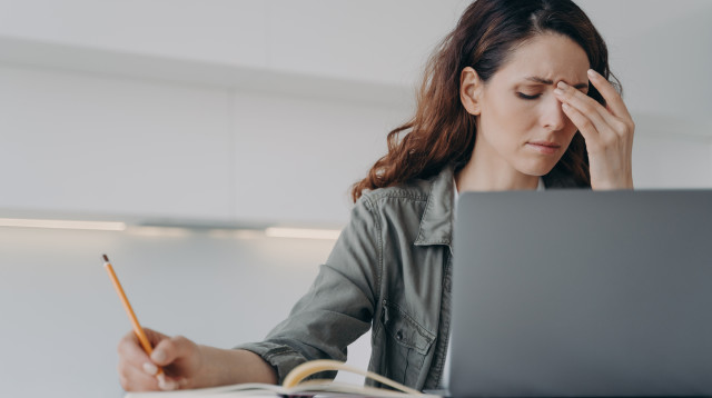 גילתה את הסוד של בעלה במחשב (צילום: אינג'אימג')