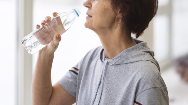 במקום ליטול ויטמינים, בלעה בטעות משהו אחר לגמרי (צילום: אינג'אימג')