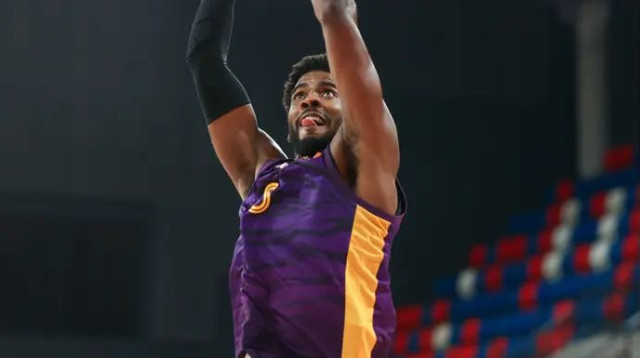 מעל כולם שון דאוסון (צילום: דני מרון)