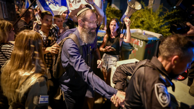 הרב יגאל לוינשטיין מוקף מפגינים בתל אביב (צילום: אבשלום ששוני)