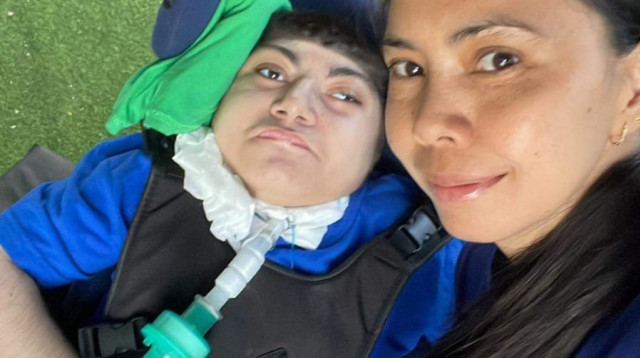 יצחק עם המטפלת הלן (צילום: באדיבות המשפחה)