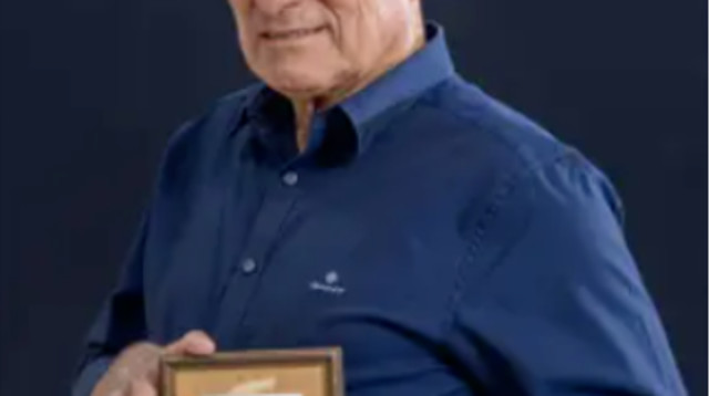 דורון אלמוג אוחז בתמונת אחיו ערן שנפל במלחמת יום הכיפורים (צילום: יוסי אלוני)