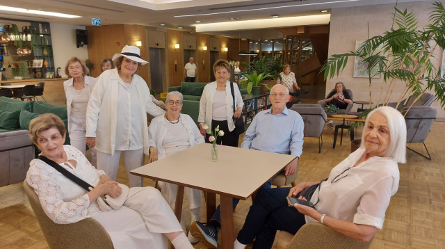 רותי קפלן (עם הכובע) וחברים (צילום: פרטי)