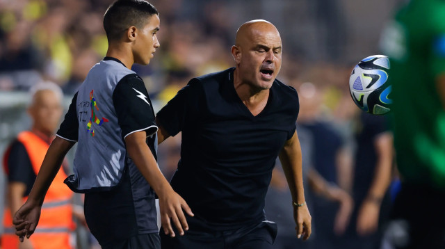 מאמן בית"ר ירושלים יוסי אבוקסיס, ליד מביא הכדורים של בני ריינה (צילום: מאור אלקסלסי)