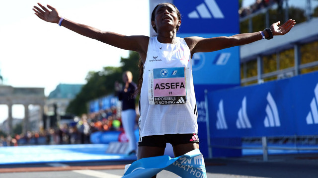 טיגיסט אספה שוברת שיא עולם בריצת מרתון בברלין (צילום: רויטרס)