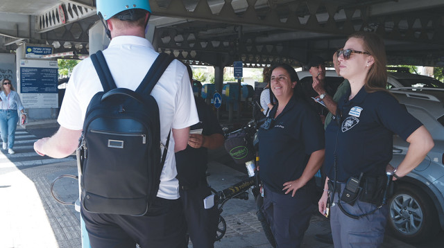 פקחים באכיפה (צילום: אבשלום ששוני)