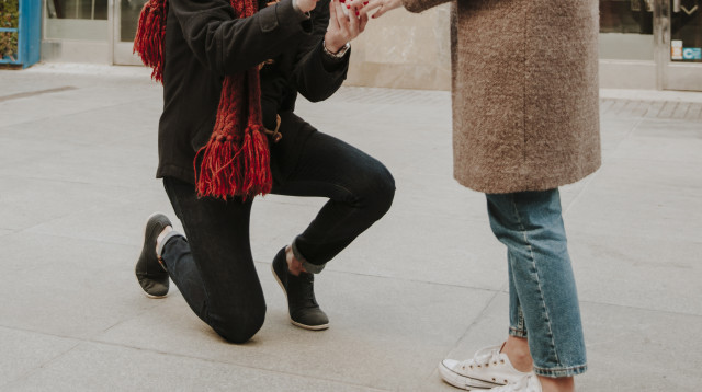 כרע ברך להציע נישואין - זה מה שעשתה בת הזוג (צילום: אינג'אימג')