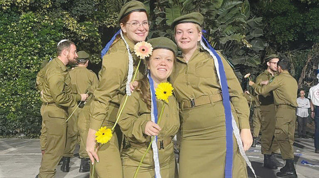 לילי בובר (במרכז) עם חברותיה (צילום: משרד ראש הממשלה)