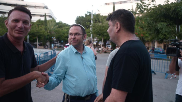 ישראל זעירא בכיכר דיזנגוף (צילום: אבשלום ששוני)