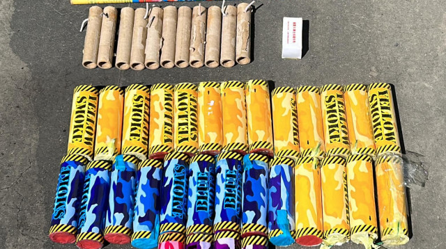 כלי תקיפה שהיו ברשות אוהדי הפועל ת"א לפני הדרבי בתל אביב (צילום: דוברות המשטרה)