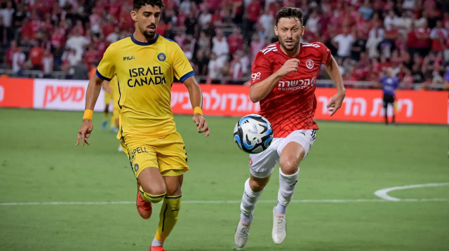 שחקן מכבי תל אביב רוי רביבו מול שחקן הפועל תל אביב עומרי אלטמן (צילום: אריאל שלום)