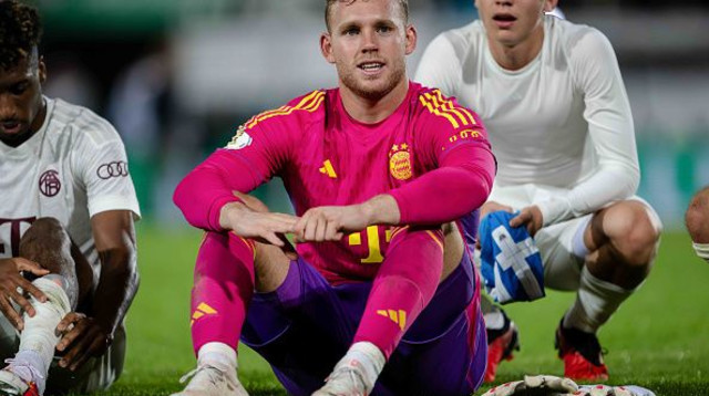 דניאל פרץ חוגג אחרי הופעת הבכורה (צילום: Marvin Ibo Guengoer - GES Sportfoto / Contributor)