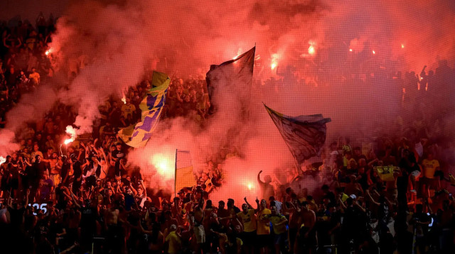 אבוקות ביציע אוהדי מכבי תל אביב (צילום: אריאל שלום)