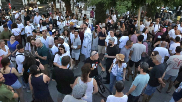 עימותים בתפילה ביום כיפור (צילום: אבשלום ששוני)