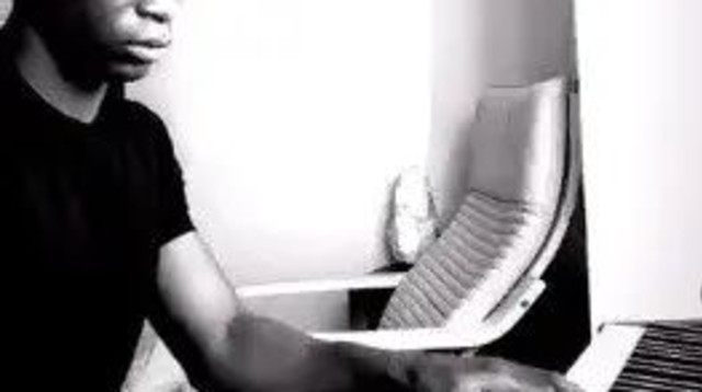 סטפן אומאונגה מנגן בפסנתר (צילום: צילום מסך, אינסטגרם, סטפן אומאונגה)