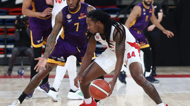 שחקן הפועל ירושלים ספידי סמית' מול שחקן הפועל חולון אמד קייבר (צילום: קובי אליהו)