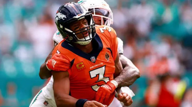 מושא ללעג. ראסל ווילסון מדנבר מופל על ידי ג'סטין בת'ל ממיאמי (צילום: GettyImages, Megan Briggs)