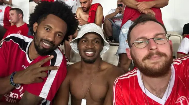 חבר טוב של חאמס רודריגס. אנגולה (משמאל) בדרבי בבלומפילד, השבוע (צילום: באדיבות המצולמים)