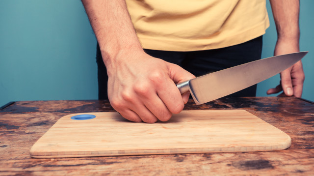 חתך את איבר מינו עם סכין מטבח - רק בגלל שחברתו נפרדה ממנו (צילום: אינג'אימג')