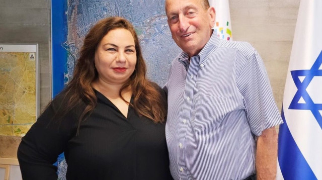 רון חולדאי, אמירה בוזגלו (צילום: דוברות ראש העיר)