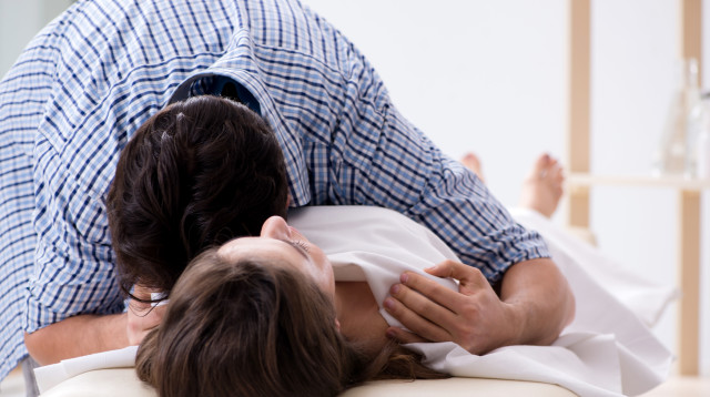 פגש משהי זהה לאחותו המתה והתאהב בה (צילום: אינג'אימג')