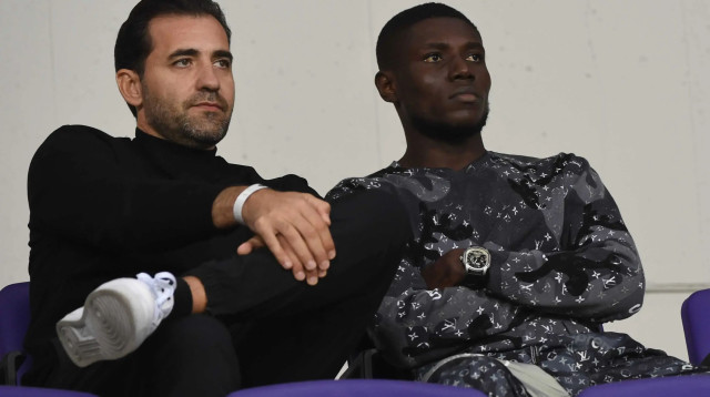 דודו דהאן סוכן שחקנים עם מייקל אולהה שחקן הפועל תל אביב (צילום: ברני ארדוב)