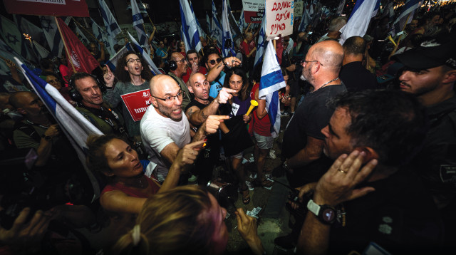  מפגינים נגד הרפורמה מתעמתים עם תושבים חרדים בבני ברק בחודש שעבר (צילום: עומר פישמן, פלאש 90)