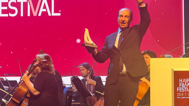 ששון גבאי מקבל את הפרס (צילום: שקד שדה)