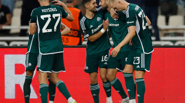 שחקני פנאתינייקוס חוגגים (צילום: רויטרס)