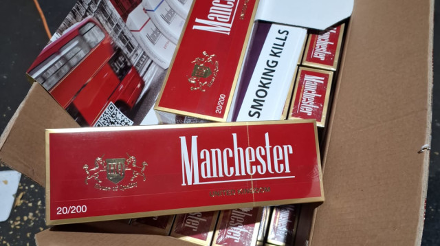 הסיגריות שהבריחו החשודים (צילום: דוברות המשטרה)