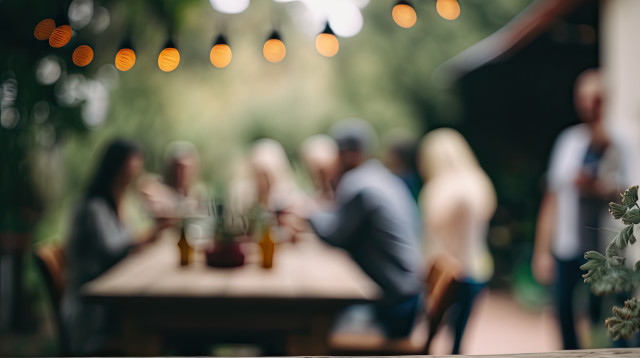 פגשה את אהבת נעוריה במסיבת המחזור והודיעה לבעלה שהיא עוזבת אותו (צילום: אינג'אימג')