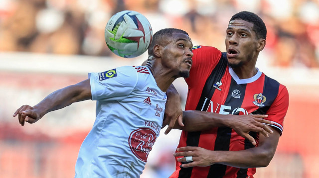 ז'אן-קלר טודיבו שחקן ניס (מימין) מול סטיב מונייה שחקן ברסט (צילום: GettyImages, VALERY HACHE/AFP)