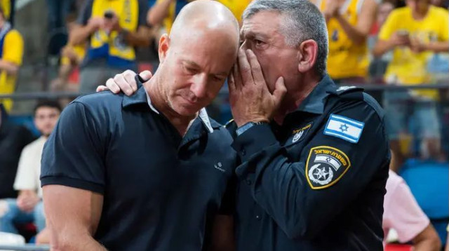 שטינברג על הפרקט לפני חצי גמר גביע הווינר שלא התקיים (צילום: לירון מולדובן)