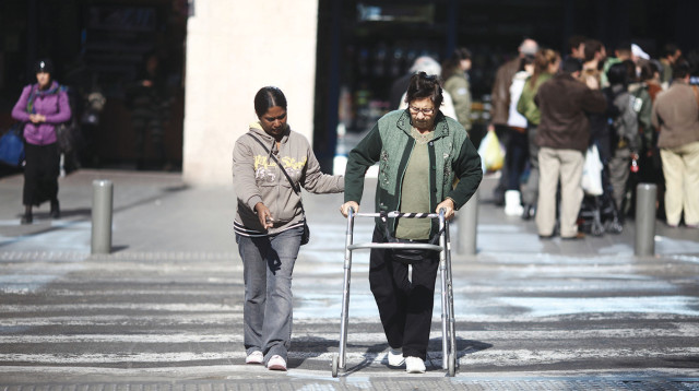 קשיש ומטפל (צילום: קובי גדעון, פלאש 90)