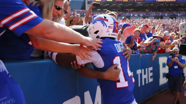 סטפון דיגס מקבל אהבה מאוהדי בפאלו. הבילס כבר ב-1:3 (צילום: GettyImages, Timothy T Ludwig)